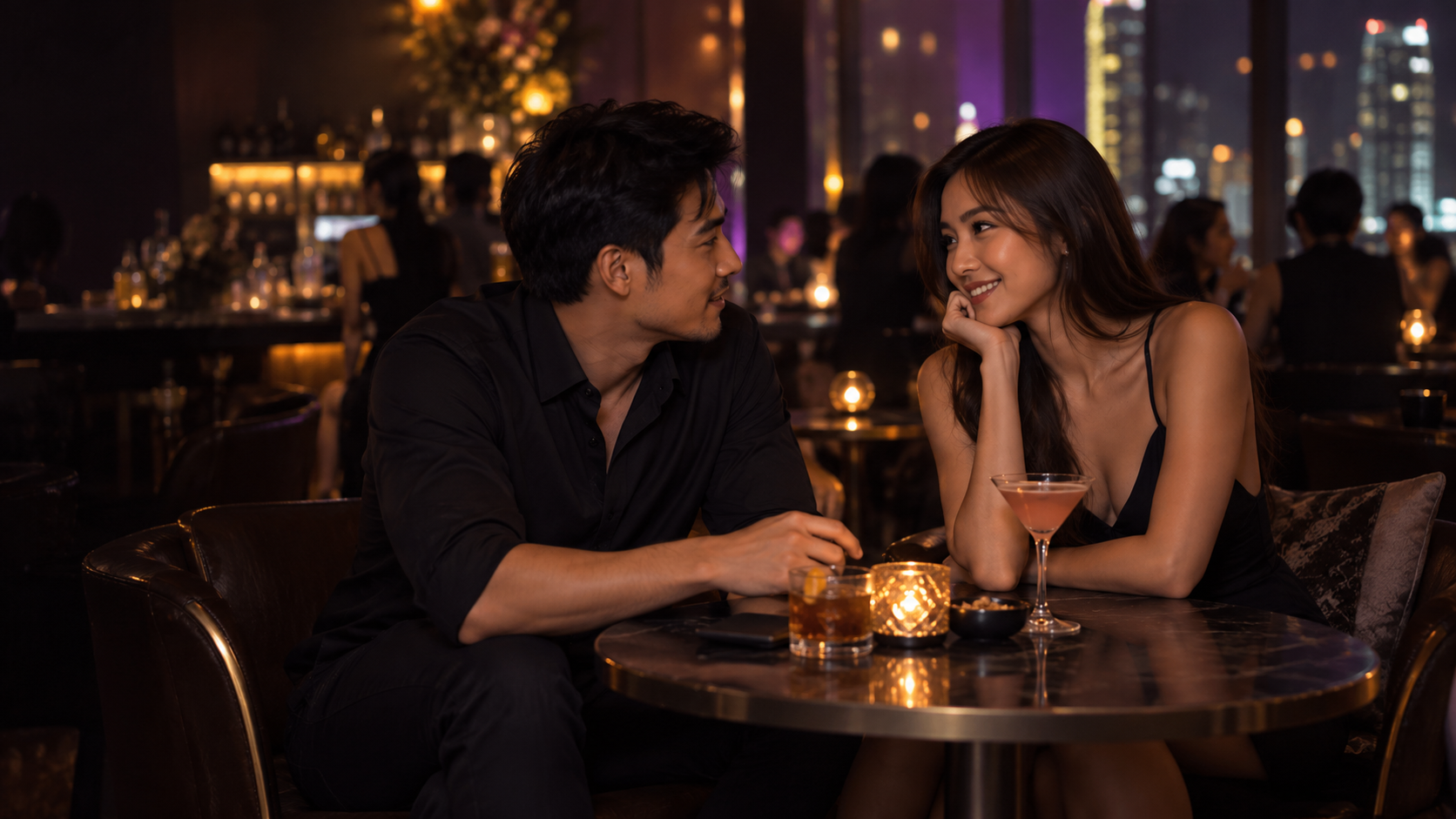 ผู้ใหญ่สองคนนั่งคุยกันในร้านเหล้าบรรยากาศสบาย ๆ